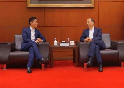 中國工商銀行董事長易會滿和京東集團(tuán)董事局主席兼首席執(zhí)行官劉強(qiáng)東見證了雙方合作協(xié)議的簽署。 