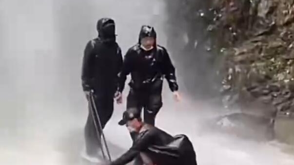 暴雨天打卡瀑布出什么片？ 警示教育片！