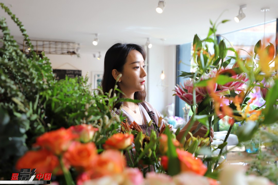 每天和花打交道是一個幸福的職業(yè)，但同時也充滿壓力和挑戰(zhàn)，“花在呈現(xiàn)給客人的那一瞬間是美好的，但前面的每一個步驟都是很辛苦的。”王黎媛說，花藝是最原始的手工藝產(chǎn)品，沒有辦法機械化、流程化和規(guī)模化，必須要用雙手一點點地賦予其生命和美感。圖為王黎媛在挑選制作花束的鮮花。新華網(wǎng) 周亞平/攝 念新洪/文