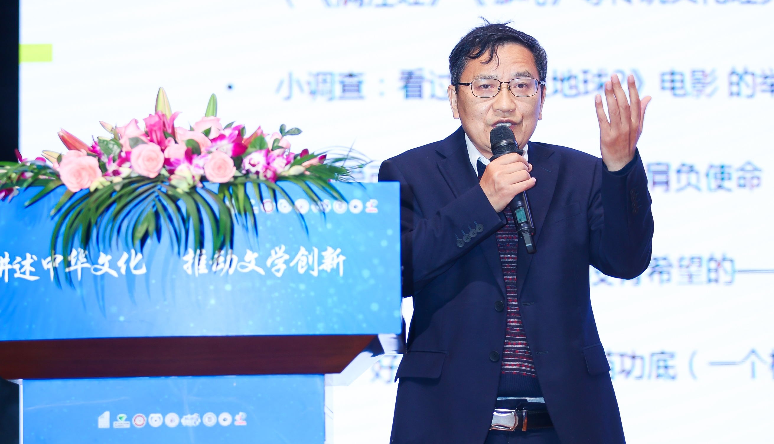 活動現(xiàn)場，“全國文學(xué)盛典名師大講堂”主講嘉賓謝晨為大家?guī)碇黝}講座